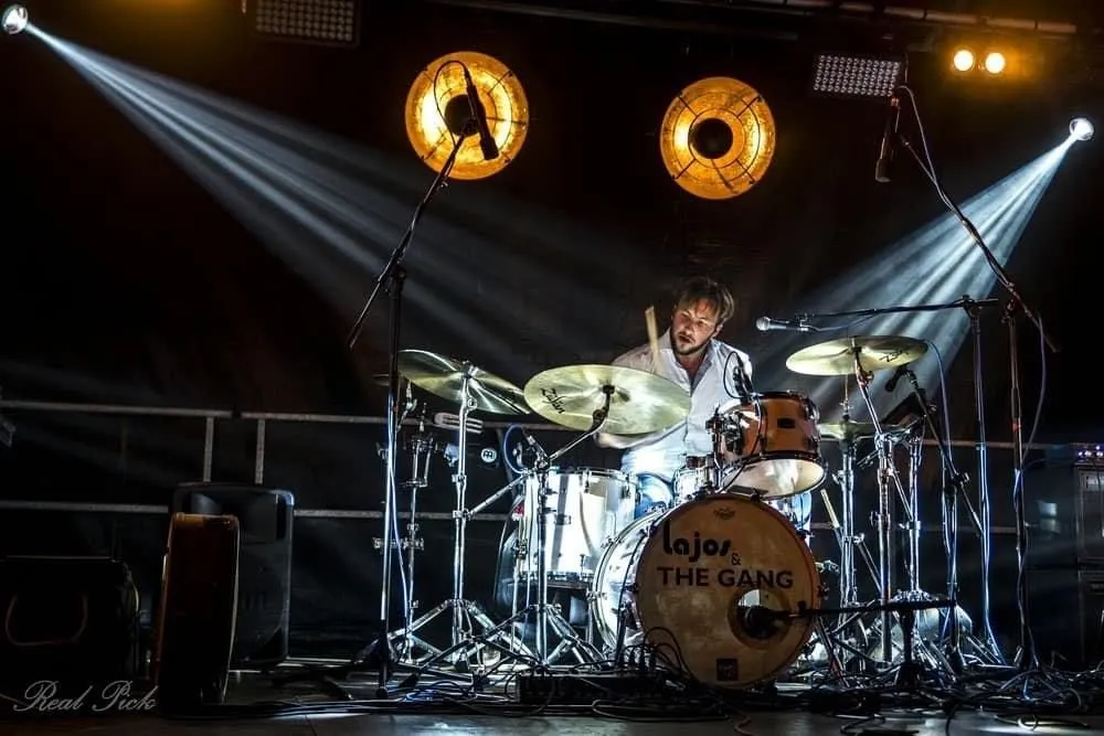 Drummer van Lajos and the Gang onder spots