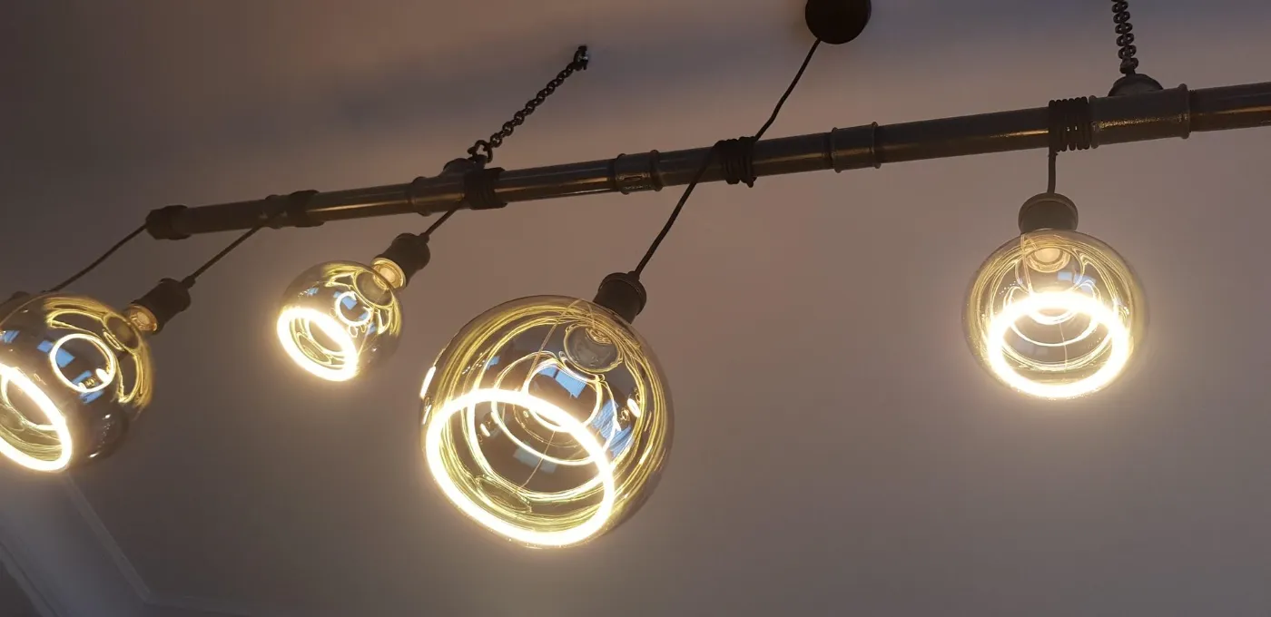 Luster op maat met gloeilampen, gemaakt in het atelier van MD Lights