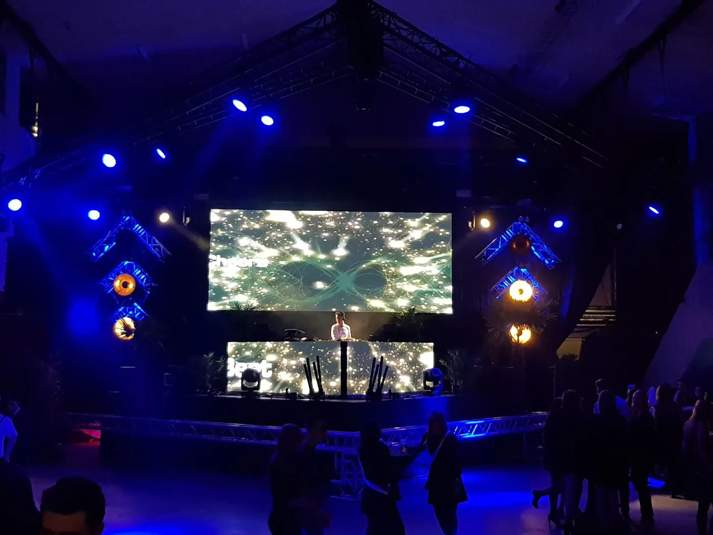 Nieuwjaarsfuif Cheers in Depart Kortrijk met blauw podiumlicht