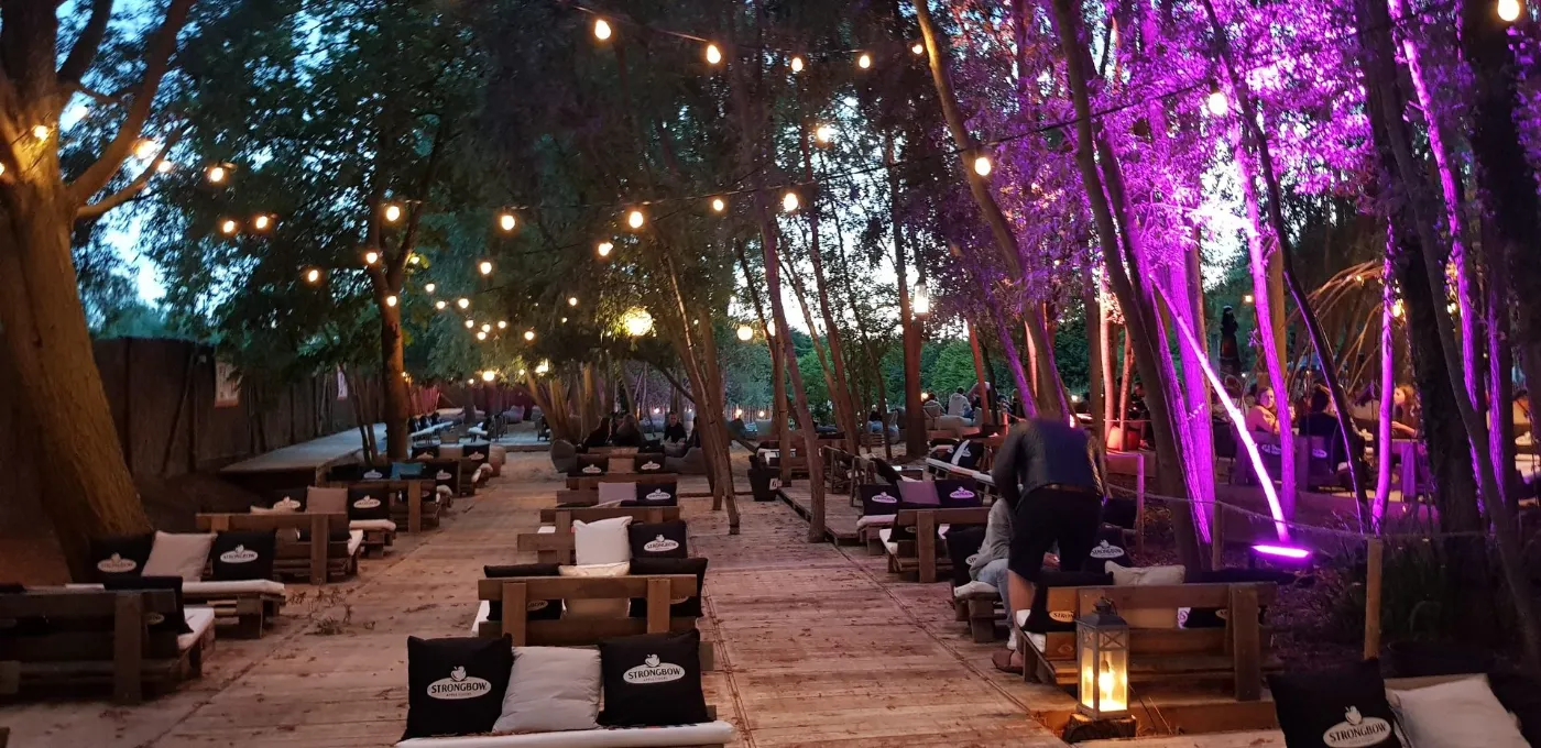 Zomerbar Nuba-r in Kortrijk met sfeerverlichting tussen de bomen