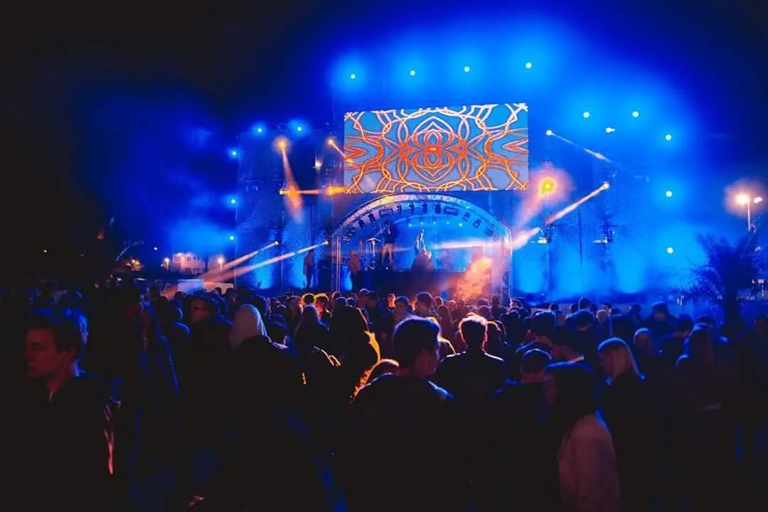 Podium met blauwe lichtshow op Sinksen Festival, Sand Tropez Kortrijk